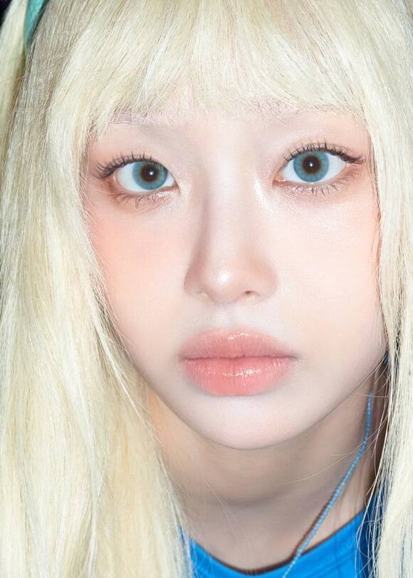 츄가 7일 첫 정규 앨범 'XO, My Cyberlove'를 발매했다. 화자의 캐릭터가 자연스럽게 녹아들어 각 트랙이 가진 다양한 감성들이 하나의 유기적인 내러티브를 형성한다. 그 서사의 중심을 잡고 완성하는 건 단연 츄의 '보컬'이다. /ATRP
