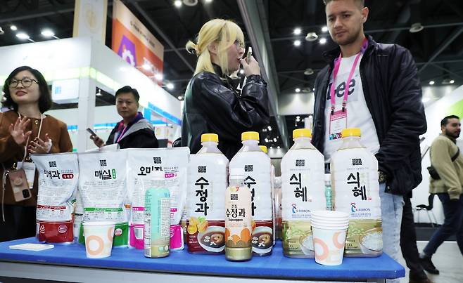 지난해 10월 경기도 고양시 킨텍스에서 열린 '대한민국 우수상품전시회'에서 해외 바이어들이 우리 농산물로 만든 전통 음료를 맛보고 있다. /연합뉴스