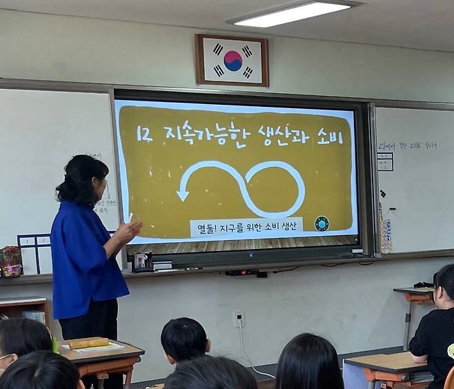 2025년 신중년 사회적 일자리 ‘신중년 ESG 일자리 지원 사업’ 현장 사진. /부산시 제공