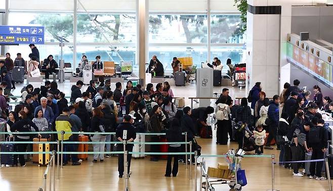지난해 12월 초 인천국제공항 제1여객터미널에서 여행객들이 출국 수속을 받기 위해 대기하고 있다.ⓒ뉴시스