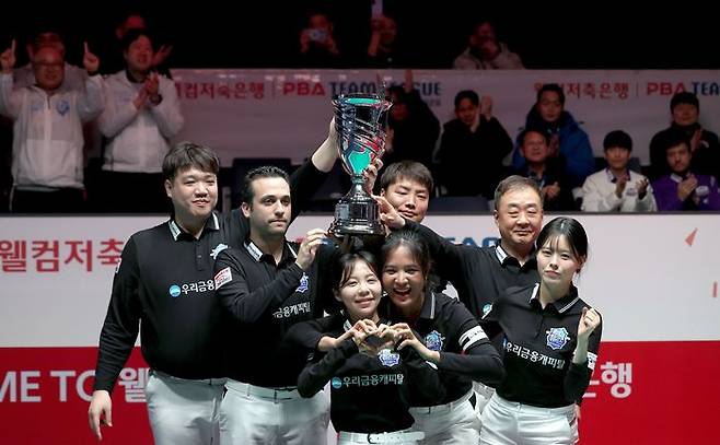 5라운드 우승팀 우리금융캐피탈이 트로피를 들고 있다. ⓒ PBA