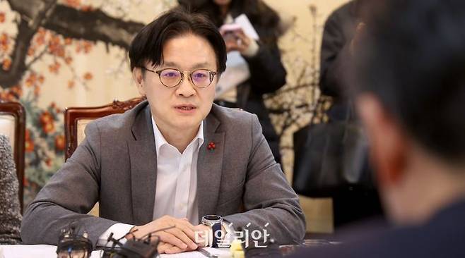 김정관 산업통상부 장관이 지난 9일 서울 종로구 정부서울청사에서 주한미국상공회의소(AMCHAM, 암참) 및 미국계 외투기업 등 암참 회원사와 간담회를 하고 있다.ⓒ뉴시스