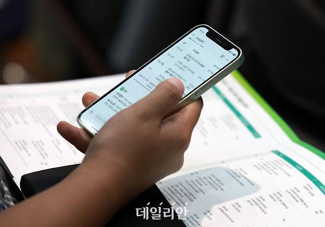 2025 이화 잡페어에서 한 학생이 챗지피티에 기업 정보를 검색하고 있다.ⓒ뉴시스