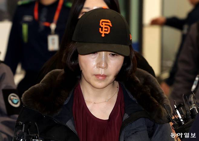 강선우 의원에게 공천 청탁을 하며 1억원을 전달한 민주당 서울시 의원 김경씨가 11일 오후 인천공항을 통해 입국하고 있다.  변영욱 기자 cut@donga.com