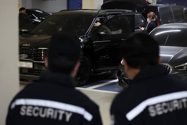 경찰이 11일 오후 서울 강서구 강선우 무소속 의원 자택 주차장에서 강 의원실 차량을 압수수색하고 있다. 2026.01.11. 서울=뉴시스