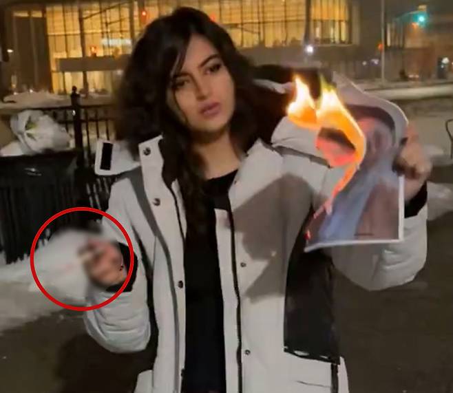 이란 최고지도자 사진을 불태워 담배를 피운 여성의 영상이 확산되며 국제적 파장을 낳고 있다. 경제난과 인권 탄압이 저항을 키웠다. 엑스 갈무리