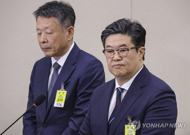 김광일(왼쪽) 홈플러스 대표이사, 김병주 MBK파트너스 회장이 국회 정무위원회에서 열린 2025년도 공정거래위원회 국정감사에 증인으로 출석해 의원 질의를 듣고 있다. [연합뉴스]