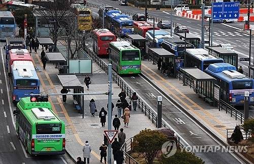서울 시내버스 노조가 파업 예고일을 하루 앞둔 12일 오전 서울 중구 서울역 버스환승센터로 버스가 도착하고 있다. [연합뉴스]