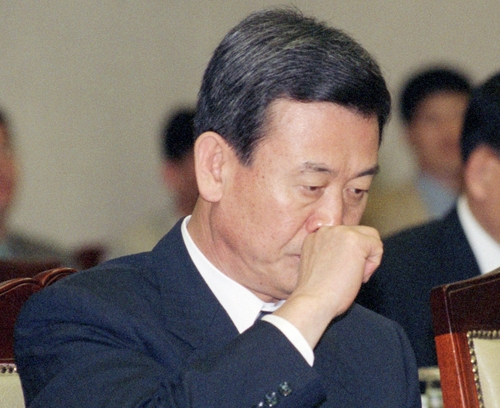 1999년 10월14일 국회 법사위 대검 국감장에서 심각한 표정을 지은 고(故} 박순용 전 검찰총장. [연합뉴스]