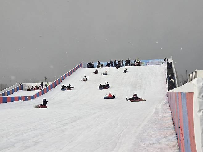 사진= 한강 잠원 눈썰매장 슬로프/ 박병창 기자