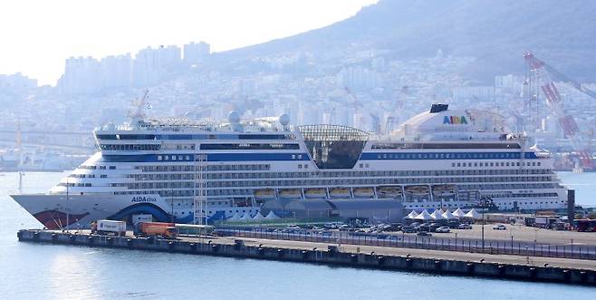 12일 부산 동구 부산항국제여객터미널 크루즈부두에 월드와이드 크루즈인 아이다디바(AIDAdiva)'호가 접안해 있다. 월드와이드 크루즈는 전 세계 주요 항만을 연결해 여러 대륙과 국가를 순회하는 대규모 크루즈 여행 상품이다. 뉴스1