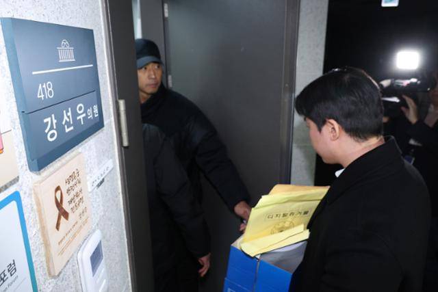 경찰 수사관들이 11일 서울 여의도 국회 의원회관 강선우 의원실에 압수수색을 위해 들어가고 있다. 뉴스1