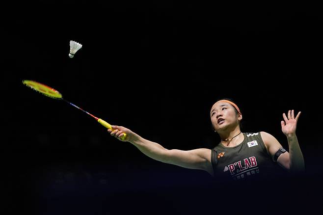 <yonhap photo-4092=""> 지난 11일 왕즈이와의 2026 말레이시아 오픈 결승전에서 플레이를 하고 있는 안세영. (AP Photo/Kien Huo)/2026-01-11 15:10:25/ <저작권자 ⓒ 1980~2026 ㈜연합뉴스. 무단 전재 재배포 금지, AI 학습 및 활용 금지></yonhap>