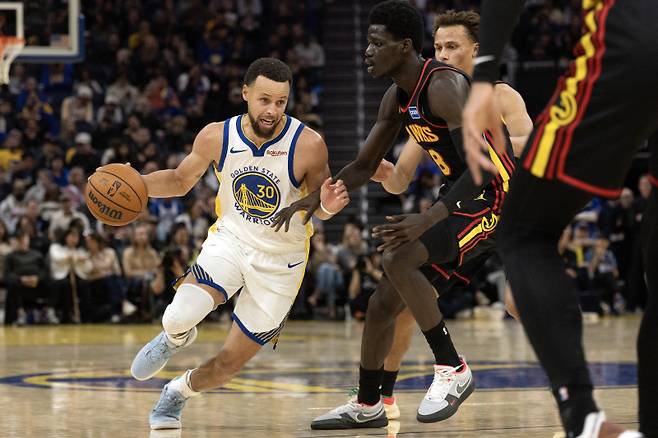 <yonhap photo-5730=""> Jan 11, 2026; San Francisco, California, USA; Golden State Warriors guard Stephen Curry (30) drives around Atlanta Hawks forward Mouhamed Gueye (18) during the third quarter at Chase Center. Mandatory Credit: D. Ross Cameron-Imagn Images/2026-01-12 14:15:09/ <저작권자 ⓒ 19802026 ㈜연합뉴스. 무단 전재 재배포 금지, AI 학습 및 활용 금지></yonhap>