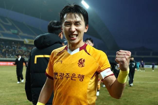 [오피셜] 큰 자부심입니다 낭만 그 자체! 광주FC, '원클럽맨' 이민기와 재계약 체결