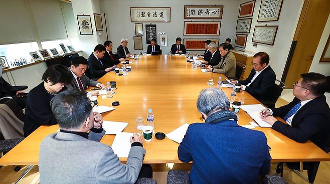 앞줄 왼쪽부터 시계방향으로 강준영 한국외대 교수, 이정남 고려대 교수, 김진호 단국대 교수, 김진표 전 국회의장, 남성욱 숙명여대 석좌교수, 이희옥 성균관대 명예교수, 신정승 전 주중대사, 김한권 국립외교원 교수, 고유환 전 통일연구원장, 조병제 전 국립외교원장, 홍석현 한반도평화만들기 이사장, 이하경 중앙일보 대기자, 김상기 통일부 장관 정책보좌관, 최병일 태평양 통상전략혁신허브 원장. 김종호 기자