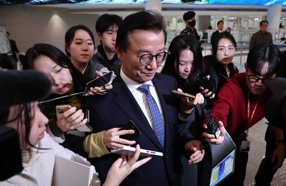 통일교로부터 금품을 수수했다는 의혹이 제기된 전재수 전 해양수산부 장관이 지난해 12월 11일 인천국제공항 제2여객터미널을 통해 귀국해 입장을 밝히고 이동하고 있다. 뉴스1
