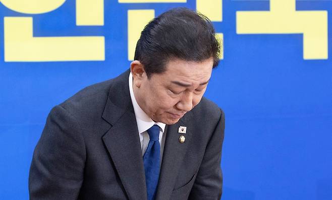 지난해 12월 각종 의혹 제기로 원내대표 직을 사퇴한 더불어민주당 김병기 의원. 연합뉴스