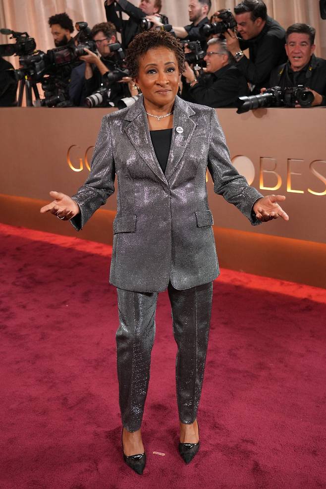 11일(현지시간) 미국 로스앤젤레스 베벌리힐튼 호텔에서 열린 골든글로브 시상식에서 이민세관단속국(ICE)을 규탄하는 ‘비 굿’ 배지를 착용한 코미디언 완다 사이크스. AP=연합뉴스 Strauss/Invision/AP)