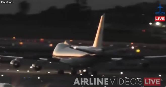 공중지휘통제기 E-4B 나이트워치가 51년 만에 LA 국제공항(LAX)에 착륙하고 있다. 사진 SNS 캡처