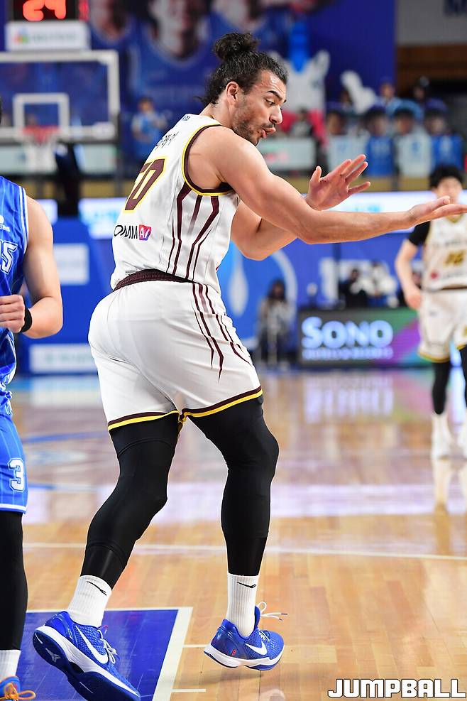 유니폼 찢은 마레이, T-파울 2개로 퇴장