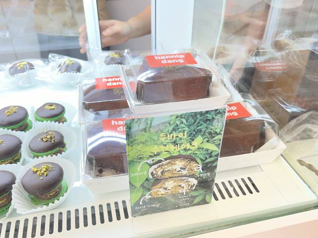 ▲  춘천의 A디저트가게에서 판매되고 있는 두바이 수건케이크와 두바이 마카롱(왼쪽).