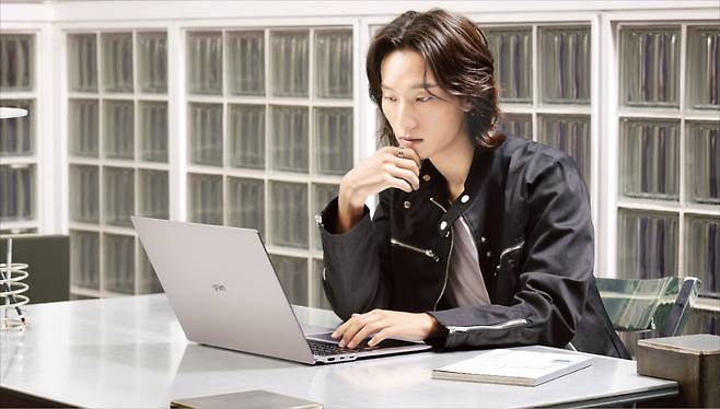 고성능 CPU와 AI 기반 처리 성능으로 업무를 수행하는 모습. 이번 신모델은 고성능 CPU와 AI 가속 처리 성능을 바탕으로, 멀티태스킹 환경에서도 작업 흐름을 안정적으로 유지하도록 설계됐다. /LG전자 제공