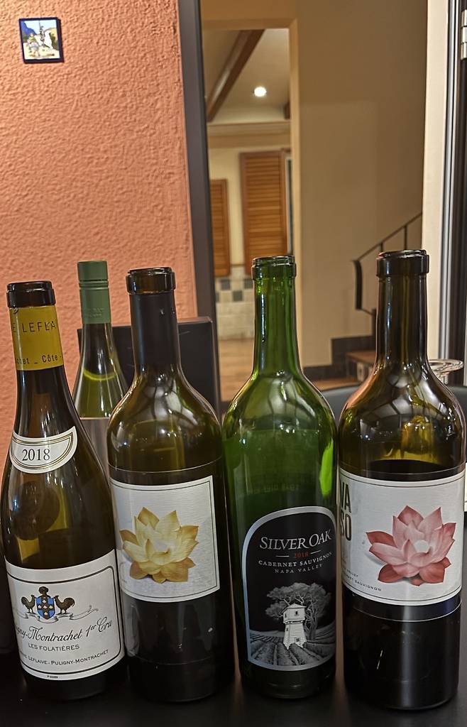 지난 12월 송년회 겸 와인 모임에서 마신 퓔리니 몽라셰, 바소 소비뇽 블랑, 실버 오크 카베르네 소비뇽 병 사진(왼쪽부터).