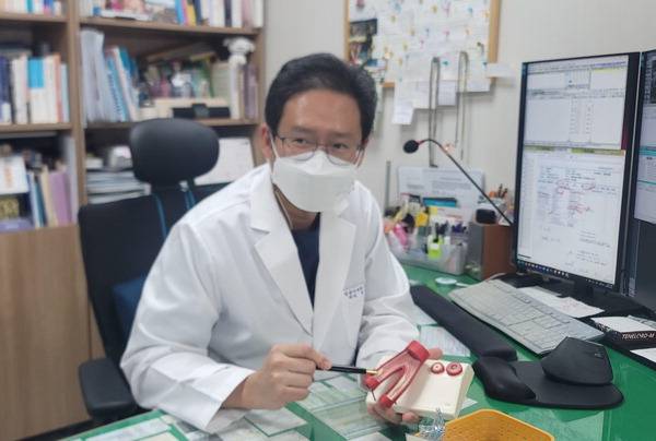 김지량 김용기내과의원 과장(내분비대사내과 전문의)이 당뇨약의 작용 과정에 관해 설명하고 있다.  김용기내과의원 제공