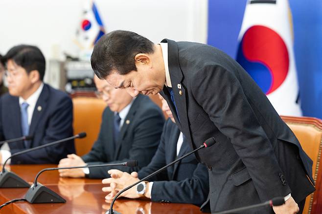 Kim Byung-kee, floor leader of the Democratic Party, bows in apology ahead of a statement on allegations of special favors and abuse of power involving himself and his family at a party leadership meeting at the National Assembly in Yeouido, western Seoul, on Dec. 30, 2025. Kim announced in the statement that he would step down as floor leader. [NEWS1]