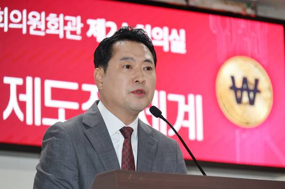 Jang Dong-hyuk, leader of the main opposition People Power Party speaks at a forum held to discuss key issues and desirable institutional framework for introducing won-denominated stablecoins at the National Assembly in Yeouido, Seoul, on Sept. 30, 2025. [YONHAP]