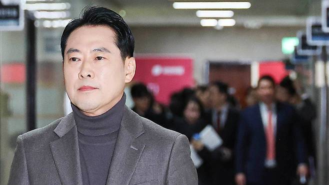 Jang Dong-hyuk, leader of the People Power Party, leaves after a Supreme Council meeting at the National Assembly on the morning of Jan. 8. [LIM HYUN-DONG]