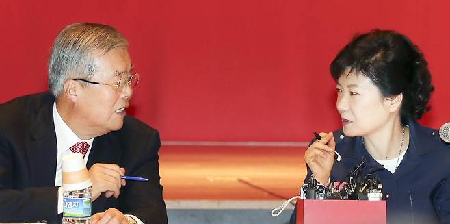 Park Geun-hye, then the Saenuri Party’s presidential candidate, talks with Kim Jong-in in October 2012. [KIM SEONG-RYONG]