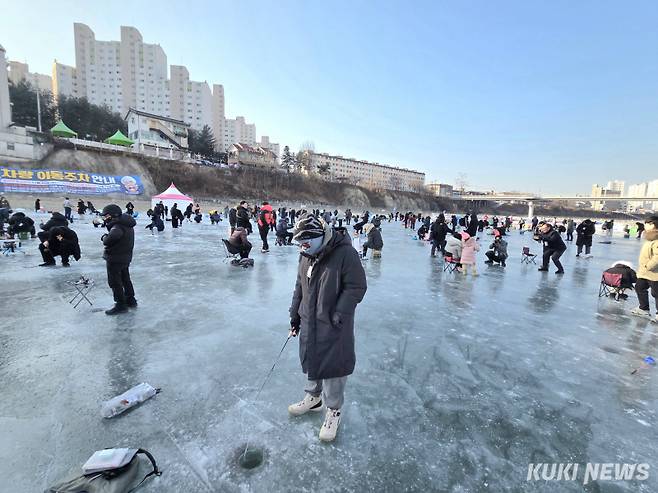 10일 홍천강 꽁꽁축제 얼음 낚시터 오후권이 판매 1시간 만에 매진되는 등 흥행이 이어지고 있다. (사진=한재영)