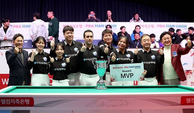 11일 PBA팀리그 5라운드 최종일 경기에서 우리금융캐피탈이 NH농협카드에 2:4로 졌지만 승점 22(7승2패)로 5라운드 우승을 차지했다. (사진=PBA)