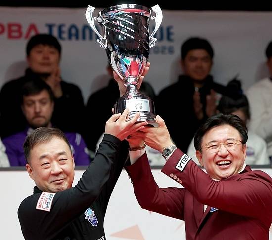 우리금융캐피탈 캡틴 엄상필이 PBA 장상진 부총재와 우승트로피를 들고 있다. (사진=PBA)