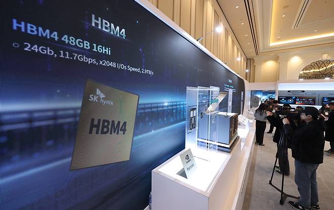미국 네바다주 라스베이거스에서 개막된 CES 행사장에 설치된 SK 하이닉스 부스에 HBM4 영상이 재생되고 있다. [연합뉴스]