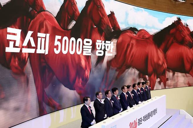 지난 2일 서울 여의도 한국거래소 서울사옥 종합홍보관에서 열린 2026년도 증권·파생상품시장 개장식에서 참석자들이 개장신호를 알리고 있다. 왼쪽부터 김영재 상장회사협의회장, 김학수 넥스트레이드 사장, 황성엽 금융투자협회장, 오기형 더불어민주당 코스피 5000 특위원장, 정은보 한국거래소 이사장, 이억원 금융위원장, 김상훈 국민의힘 밸류업특위원장, 이찬진 금융감독원장, 이동훈 코스닥협회장, 황창순, 코넥스협회장. [뉴스1]