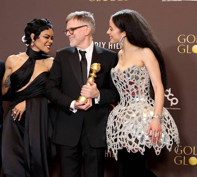 영화 '원 배틀 애프터 어나더'의 배우 테야나 테일러, 폴 토머스 앤더슨 감독, 배우 체이스 인피티니(왼쪽부터). AFP·연합뉴스