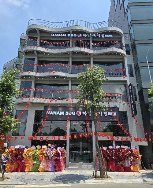 하남돼지집이 베트남 하노이의 심장, 서호(West Lake)에 300평 초대형 K-BBQ 플래그십 ‘서호수점’을 8월 24일 그랜드 오픈했다. (사진=하남돼지집 제공)