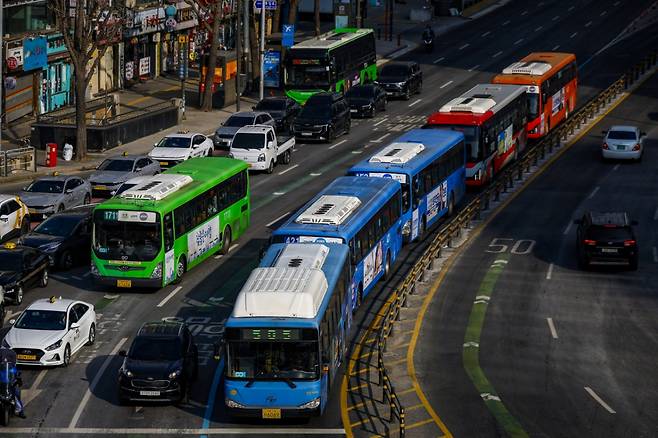 통상임금 쟁점을 두고 사측과 1년 간 첨예하게 대립해온 서울 시내버스 노조가 총파업 예고일을 하루 앞둔 12일 서울 중구 세종대로에서 버스가 오가고 있다. 서울 시내버스 노사에 따르면 양측은 노조의 총파업 예고일 하루 앞둔 이날 오후부터 서울 영등포구 서울지방노동위원회에서 임금·단체협약(임단협) 막판 협상에 나설 예정이다. 서울에서만 7400여 대의 버스가 운행 중인 만큼 협상이 타결되지 않을 경우 13일 오전 첫차부터 교통대란이 불가피할 전망이다./사진=뉴시스