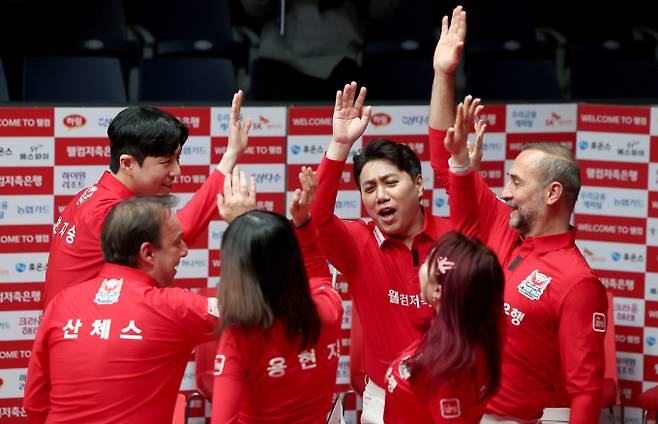 웰컴저축은행이 정규리그 최종전에서 하나카드를 제치고 2위를 탈환했다. 사진은 지난 11일 경기 고양킨텍스 PBA스타디움에서 열린 웰컴저축은행 PBA 팀리그 2025-26 5라운드 최종 경기에서 2위를 탈환한 웰컴저축은행 선수단의 모습. /사진=프로당구협회(PBA) 제공