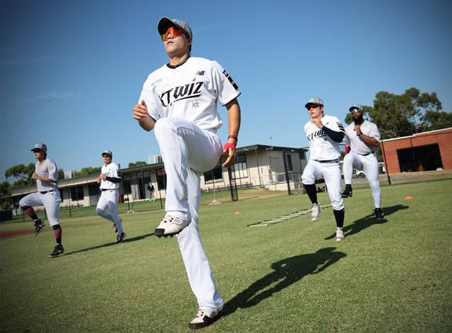 같은 해 호주 질롱에서 기초 훈련에 나선 KT 선수들. KT 제공
