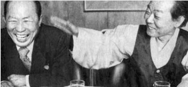 서정주(오른쪽)와 김동리가 생전 함께 웃는 모습.  이호철 ‘문단골 60년 이야기’ 중