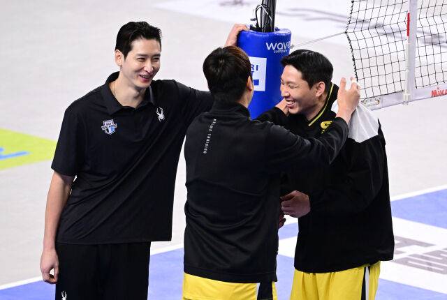 KB손해보험 황택의가 경기 전 박상하, 현대캐피탈 문성민 코치와 이야기를 나누고 있다 / 한국배구연맹(KOVO)