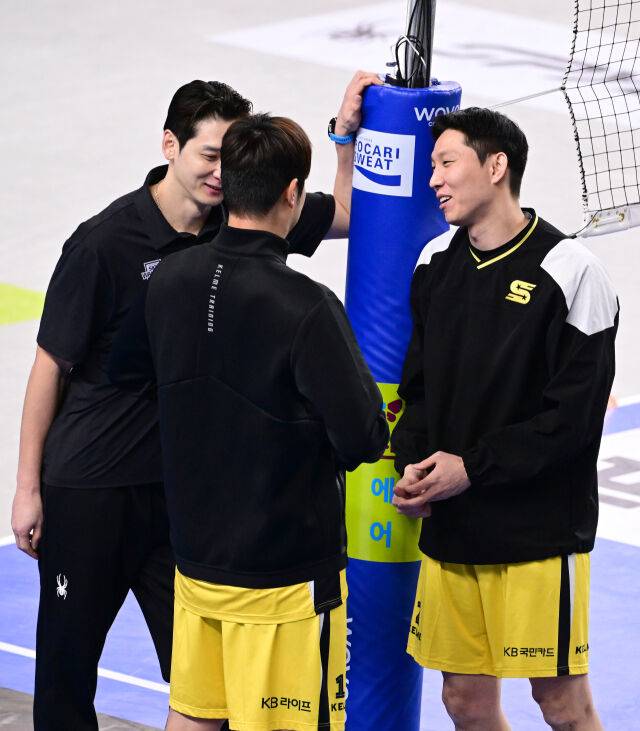 KB손해보험 황택의가 경기 전 박상하, 현대캐피탈 문성민 코치와 이야기를 나누고 있다 / 한국배구연맹(KOVO)