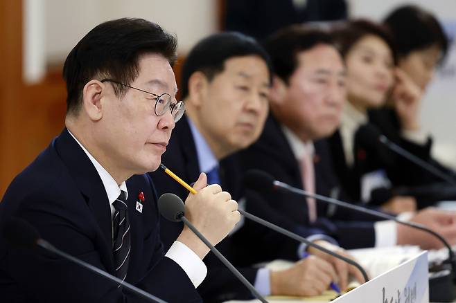 이재명 대통령이 지난 9일 청와대에서 열린 경제성장전략 국민보고회에서 참석자 발언을 듣고 있다. [청와대통신사진기자단]