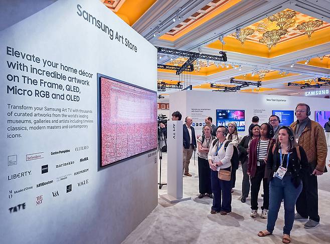 관람객이 미국 라스베이거스에서 열리는 세계 최대 전자 전시회 ‘CES 2026’에 마련된 윈호텔 삼성전자 단독 전시관에서 삼성전자 OLED ‘S95H’를구경하고 있다. [삼성전자 제공]