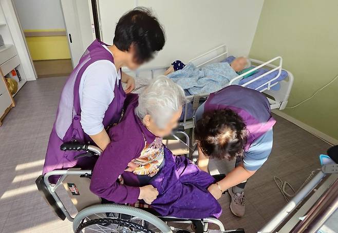 경기도 한 재활요양원의 요양보호사들[연합]