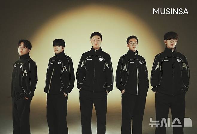 [서울=뉴시스] 무신사가 글로벌 e스포츠 전문 기업 '젠지 이스포츠(Gen.G Esports)'와 손을 잡고 공식 유니폼 발매를 포함한 후원에 나선다고 12일 밝혔다. 무신사는 이날 젠지와의 파트너십 체결을 발표하며 올해부터 공식 후원사로 활동할 예정이다. 사진은 젠지 이스포츠 구단 소속 선수 이미지. (사진=무신사 제공) 2026.01.12. photo@newsis.com